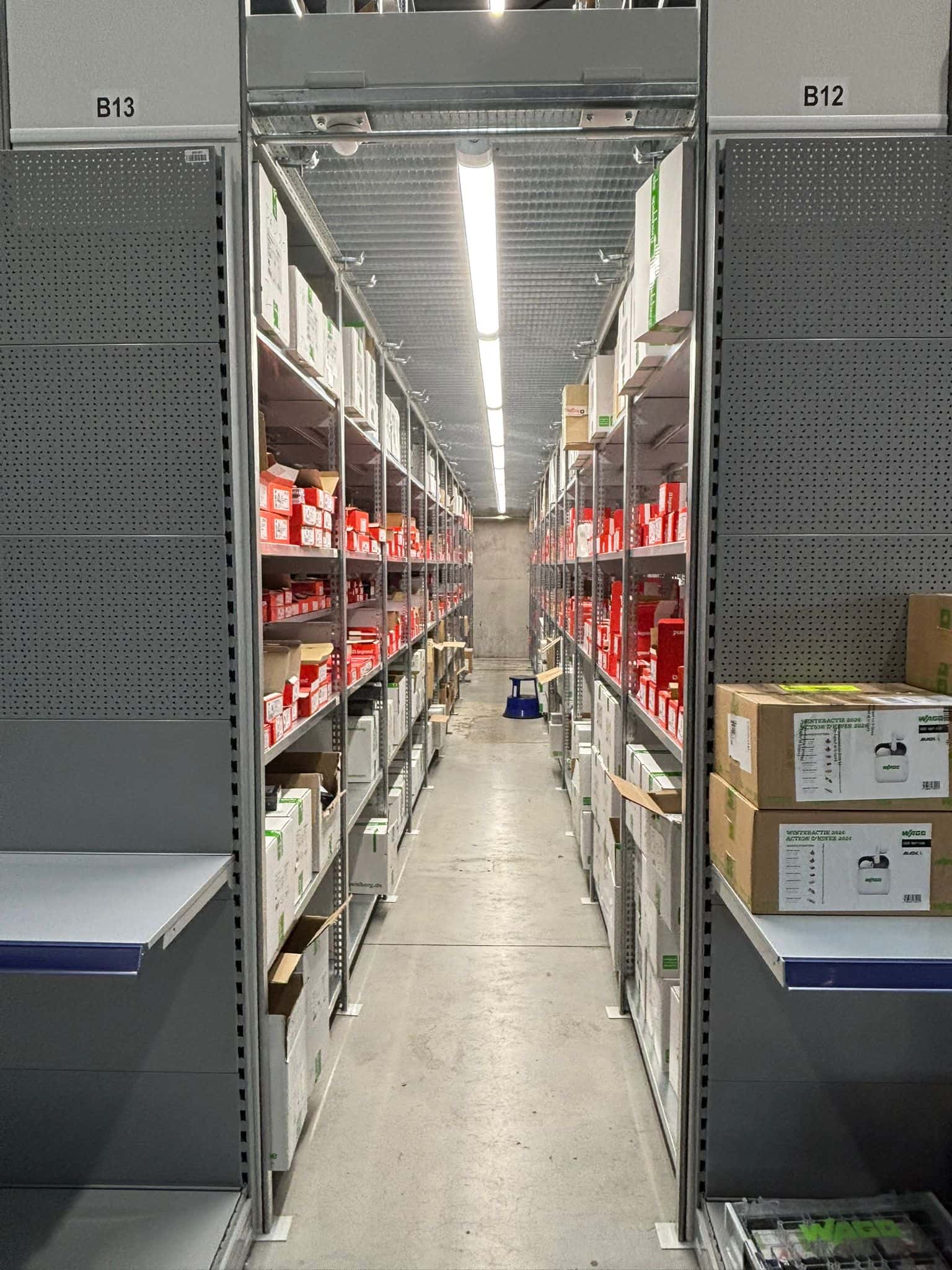 Magazijn van een technische groothandel met een geordend assortiment op de stellingen