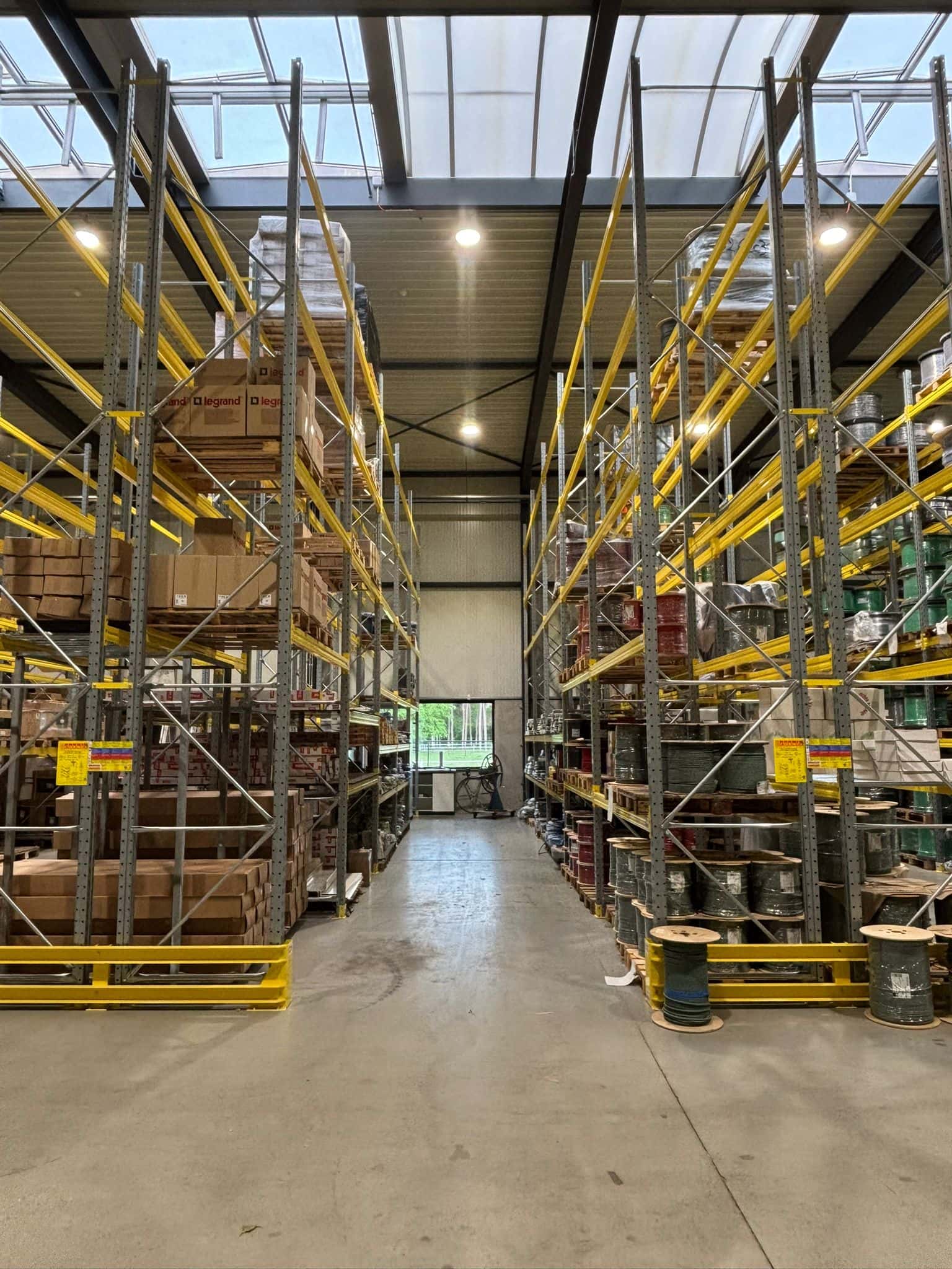 Magazijn van een technische groothandel met een breed assortiment op de stellingen