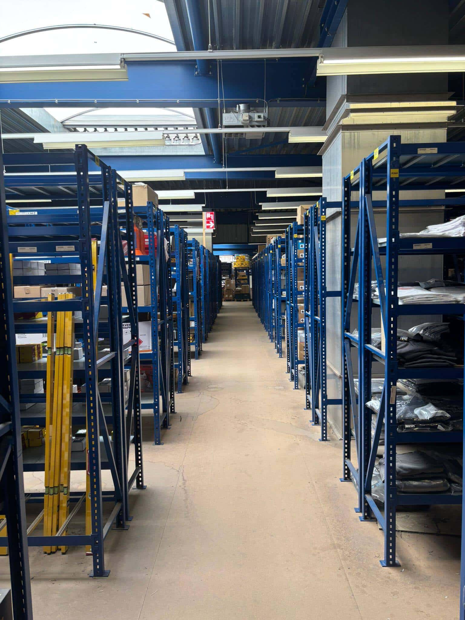 Magazijn van een technische groothandel met blauwe stellingen