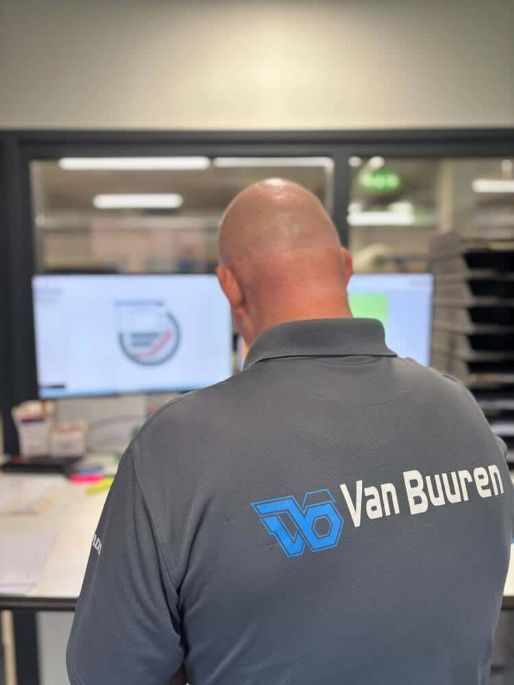 Medewerker werkt met het MSG ERP-dashboard op kantoor