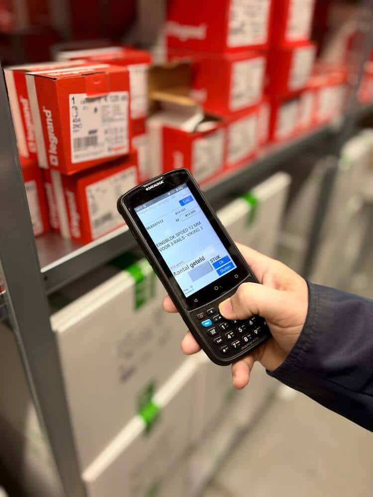 Magazijnmedewerker scant producten met de MSG scan-app