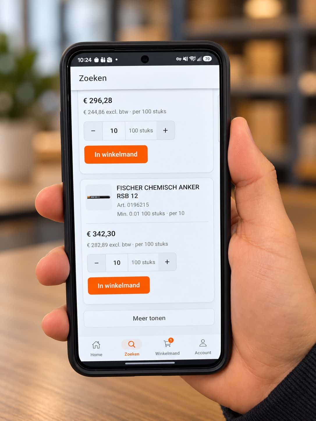Zoekresultaten in de Webshop app op een telefoon, met prijzen per honderd stuks, een aantalkiezer en de knop In winkelmand