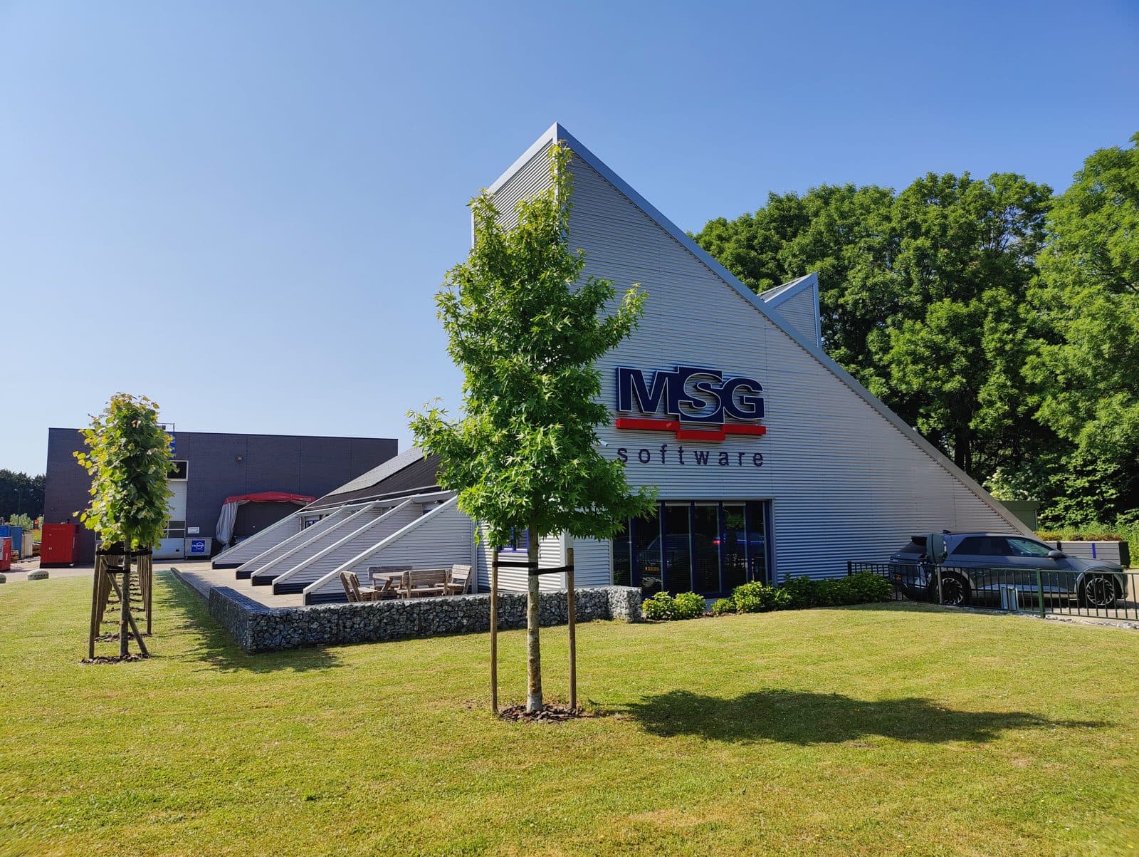Het pand van MSG software met zonnepanelen op het dak