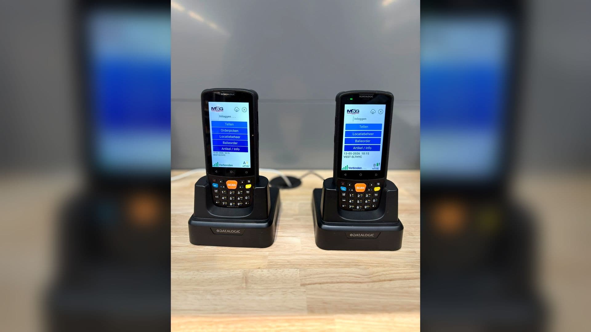 Twee handterminals in laadstations met de MSG scan-app en het menu voor tellen, orderpicken en locatiebeheer