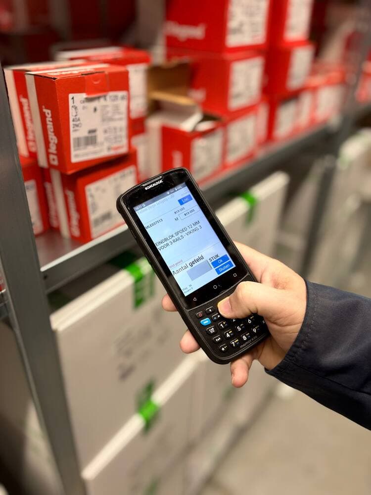 Magazijnmedewerker scant een artikel met de MSG scan-app en MSG WMS