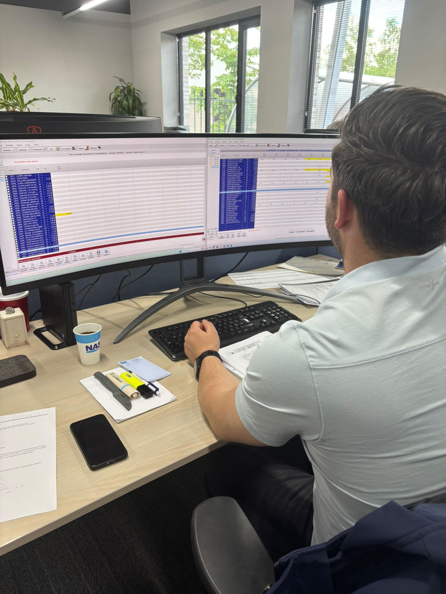 Medewerker werkt met MSG Afbouw aan de calculatie en projectadministratie