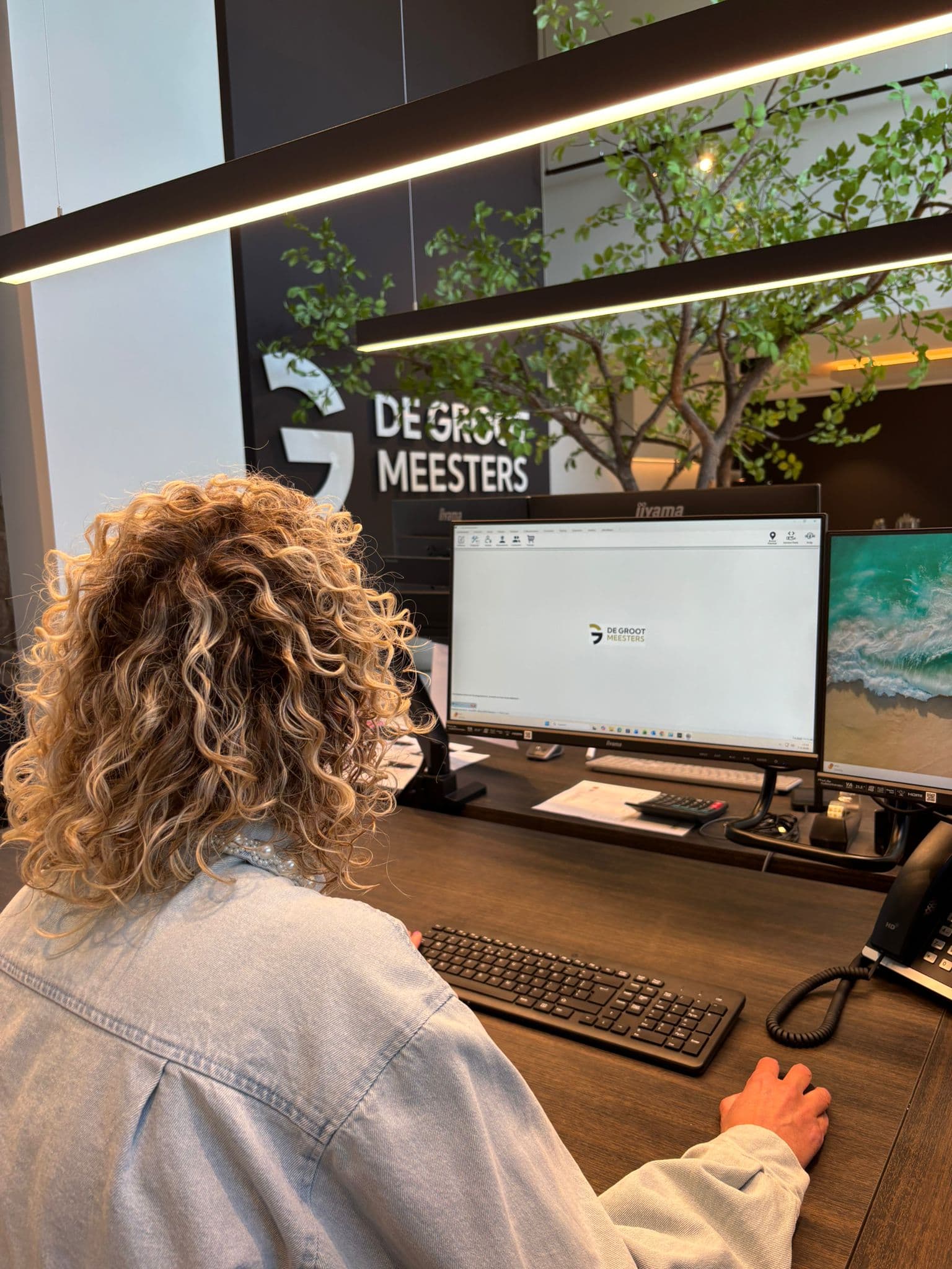 Klant van MSG werkt op kantoor met de software voor de afbouw