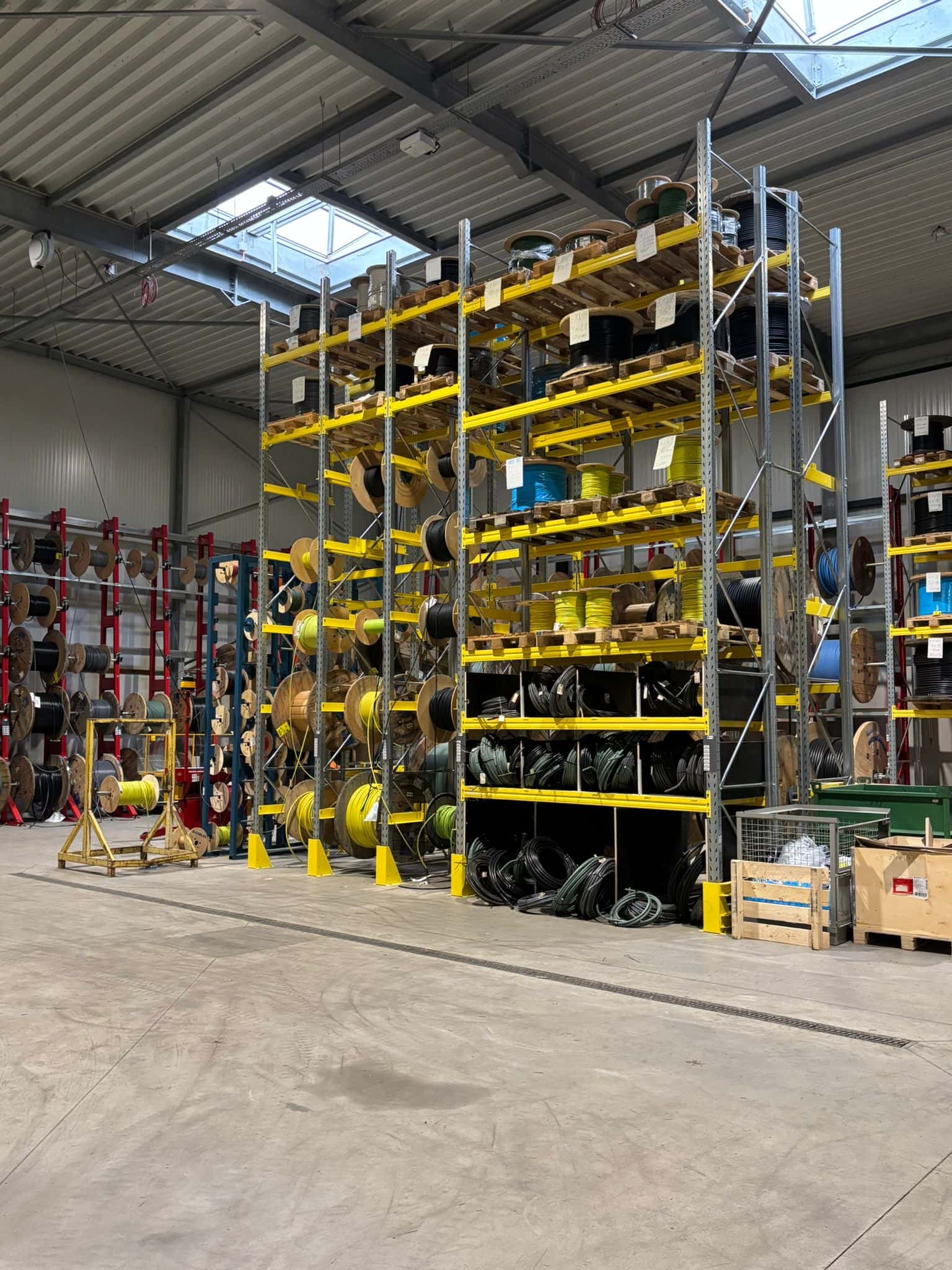 Magazijn van een technische groothandel met een breed assortiment op de stellingen