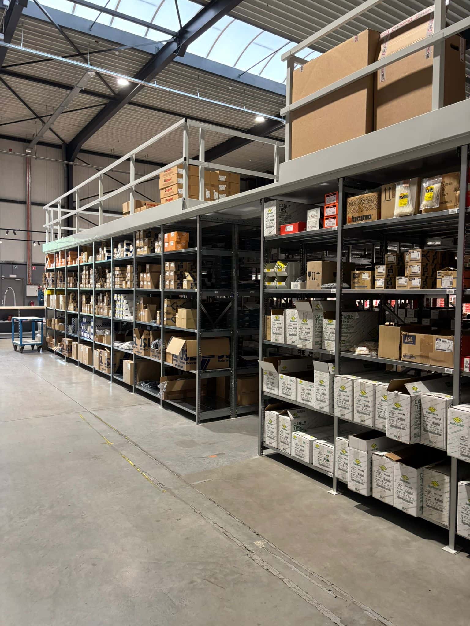 Magazijn van een technische groothandel met voorraad op stellingen, beheerd met MSG ERP