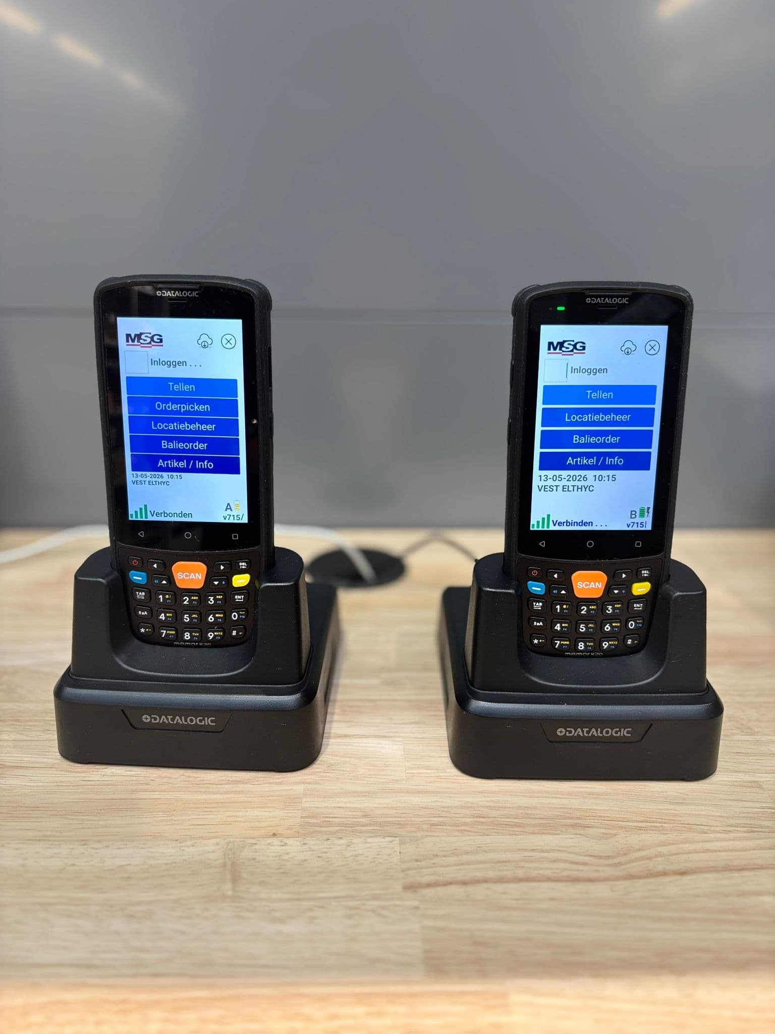 Twee handscanners in de dock met het menu van de MSG scan-app op het scherm