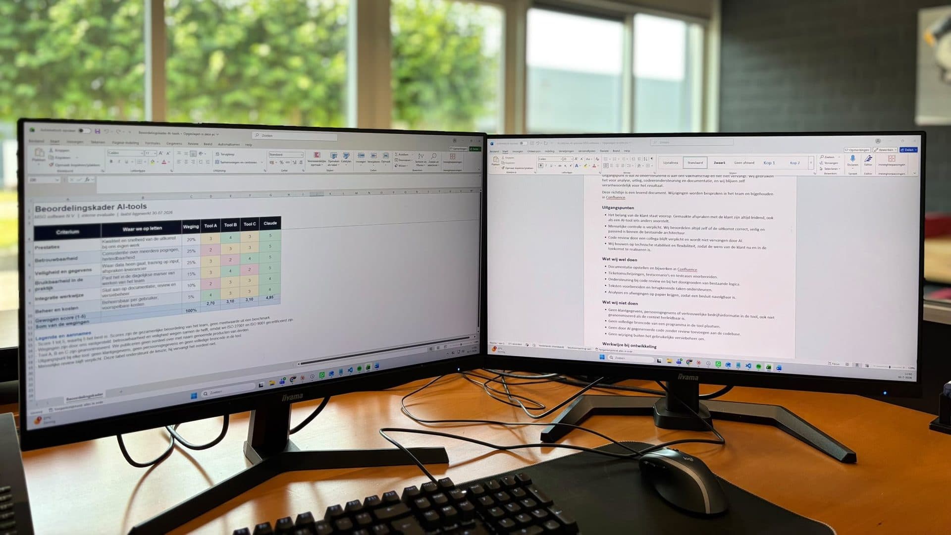 Twee beeldschermen op een werkplek bij MSG software met een beoordelingskader voor AI-tools en de interne richtlijn voor AI-gebruik