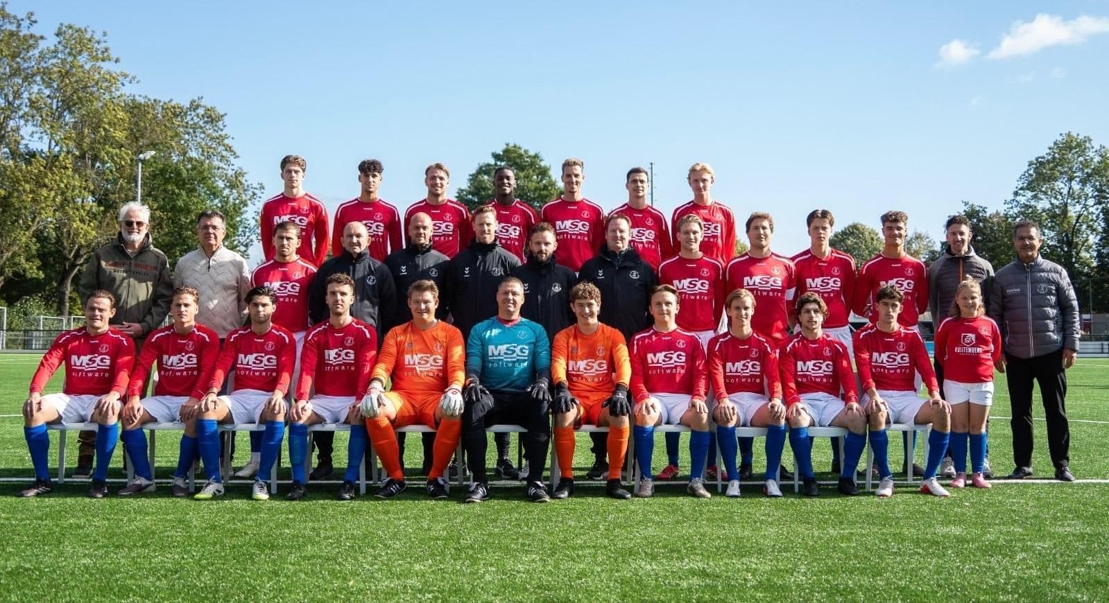 Teamfoto van het eerste elftal van voetbalvereniging Right-Oh op het kunstgrasveld, in rode shirts met het logo van MSG software