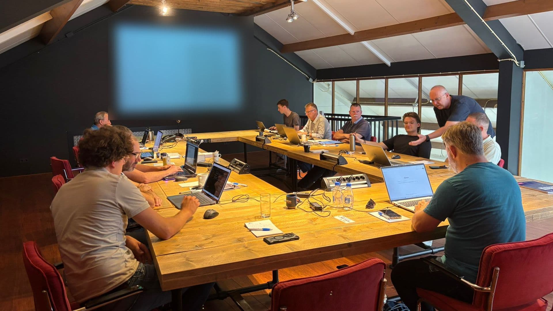 Het team van MSG software volgt aan een grote vergadertafel de AI-training van Data Science Partners