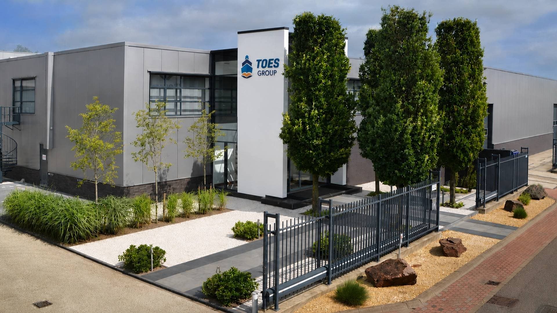 Het bedrijfspand van Toes Group met het logo op de gevel bij de entree